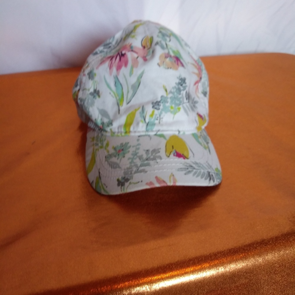 Old Navy White Floral Print Size M